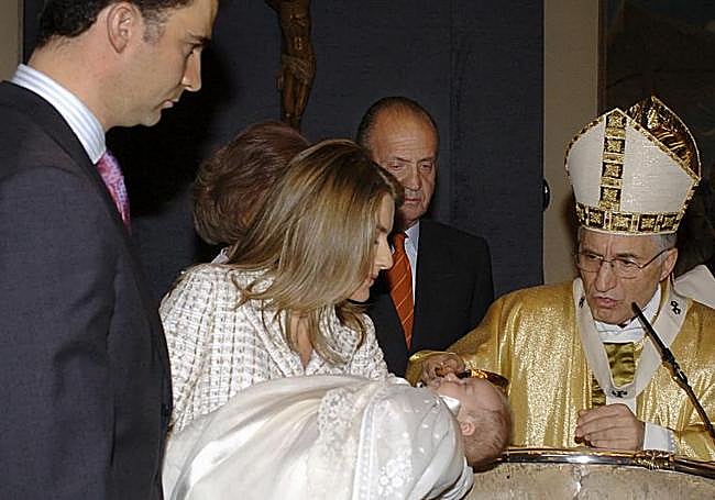 La princesa Leonor, en brazos de su madre, la reina Letizia, junto al rey Felipe y los reyes eméritos Juan Carlos y Sofía, el 14 de enero de 2006, durante su bautizo
