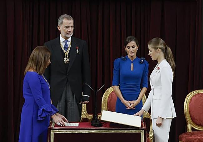 La princesa Leonor (d) jura la Constitución ante la presidenta del Congreso, Francina Armengol (i), y los reyes de España, Felipe VI y Letizia, en el día de su 18 cumpleaños