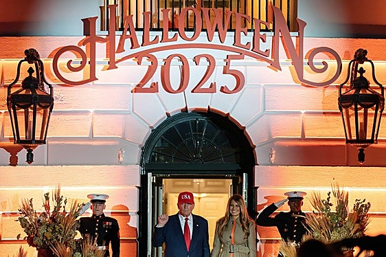 Trump y su esposa dan la bienvenida a su fiesta de Halloween.