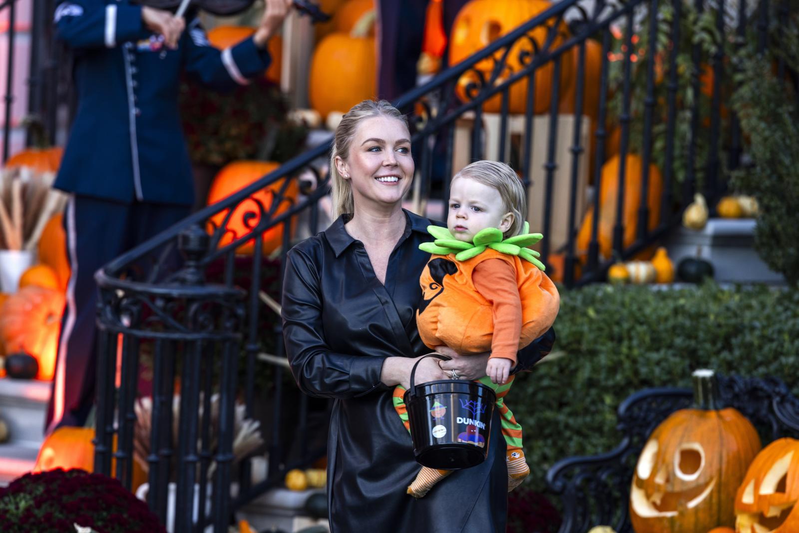 Karoline Leavitt, secretaria de prensa de la Casa Blanca, llegó con su hijo pequeño disfrazado de calabaza.