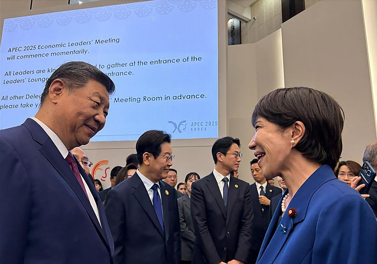 El presidente de China, Xi Jinping, y la primera ministra de Japón, Sanae Takaichi, este viernes en el foro de la APEC.