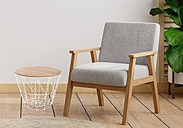 Esta mesita auxiliar de estilo nórdico optimiza el espacio, tiene almacenamiento y decora con estilo