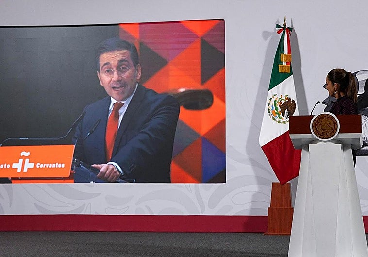 Claudia Sheinbaum observa las declaraciones de José Manuel Albares.