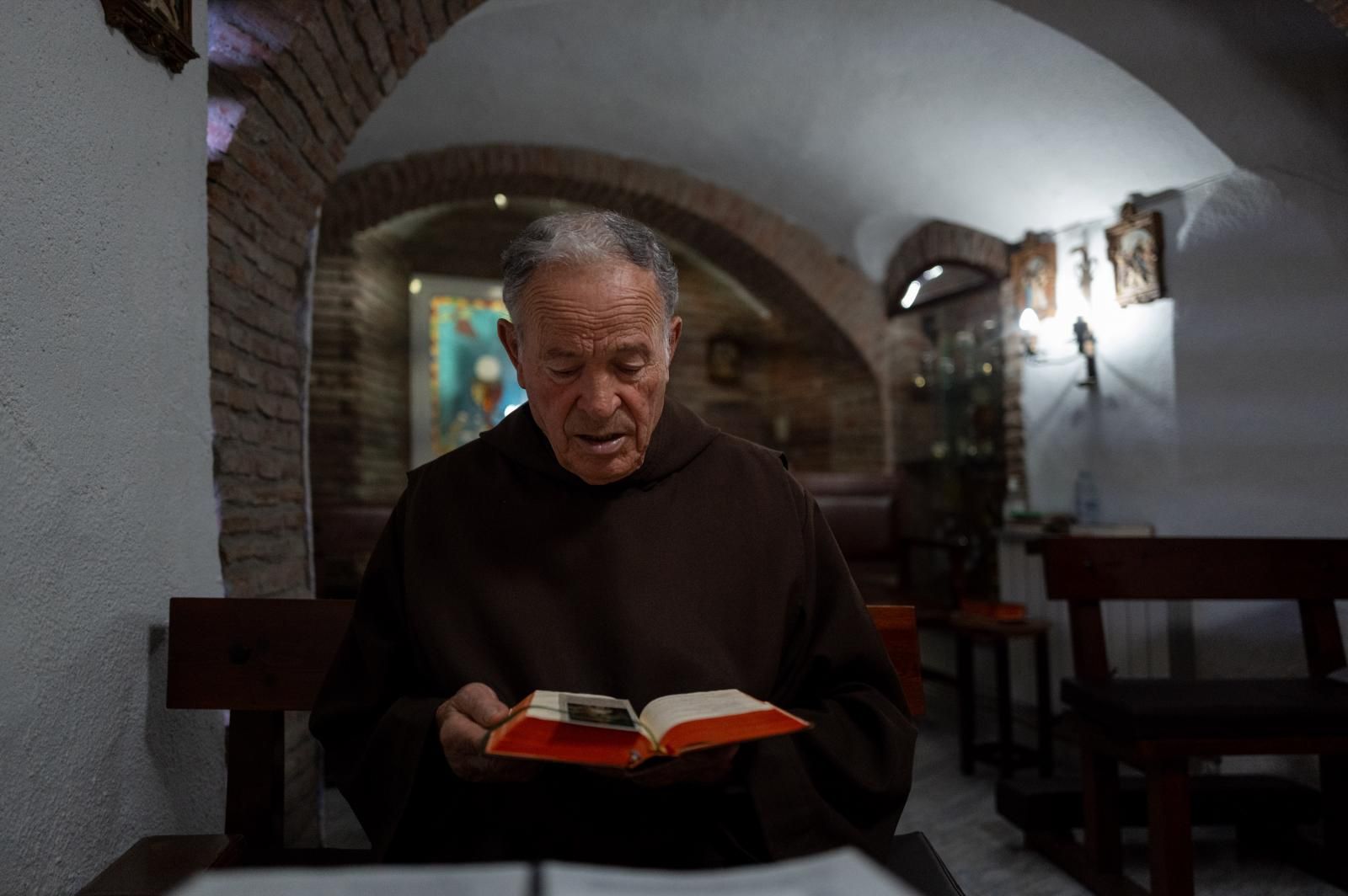 El superior de los hermanos fossores, en el edificio anexo al cementerio.