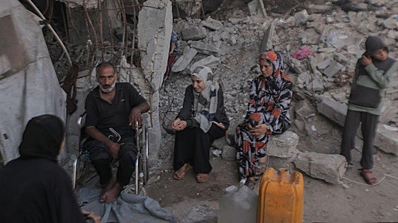 Israel no detiene los ataques en una Gaza que espera el despliegue de una fuerza multinacional