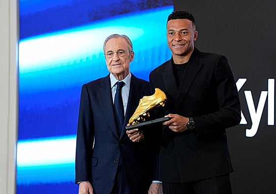 Mbappé posa con la Bota de Oro junto al presidente del Real Madrid, Florentino Pérez.