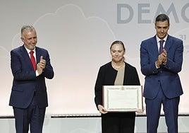 Pedro Sánchez y el ministro Ángel Víctor Torres aplauden a Laura García Lorca, que recogió un reconocimiento en nombre de su tío.