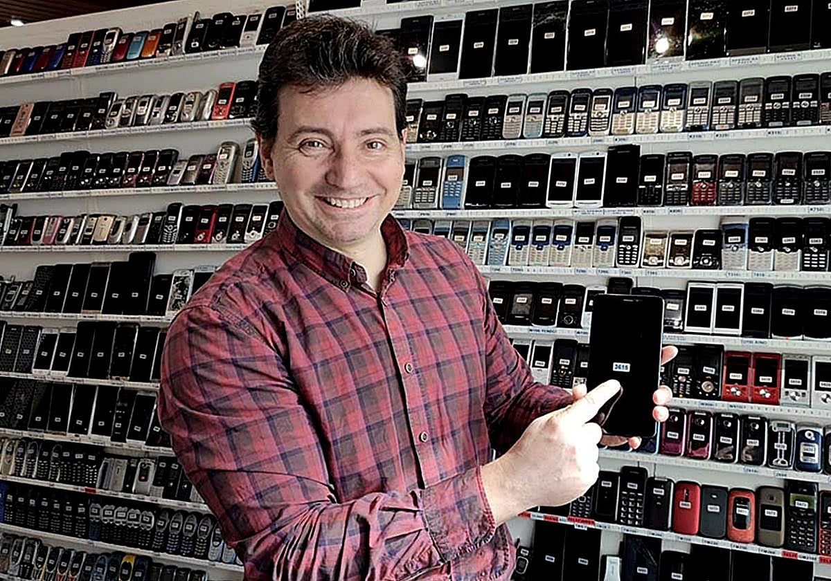Wences Palau Fernández, with his mobile phone collection
