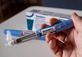 Un hombre con un dispensador de ozempic en la mano.