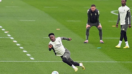 Vinicius se somete al plebiscito del Bernabéu tras el perdón de Xabi Alonso