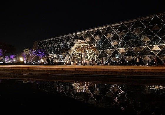 Imagen nocturna del museo en su inauguración este sábado por la noche.