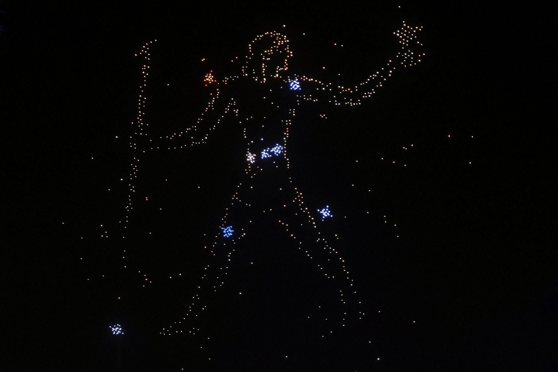 Un espectáculo de drones ilumina el cielo nocturno de Guiza durante la ceremonia del Museo de Egipto.