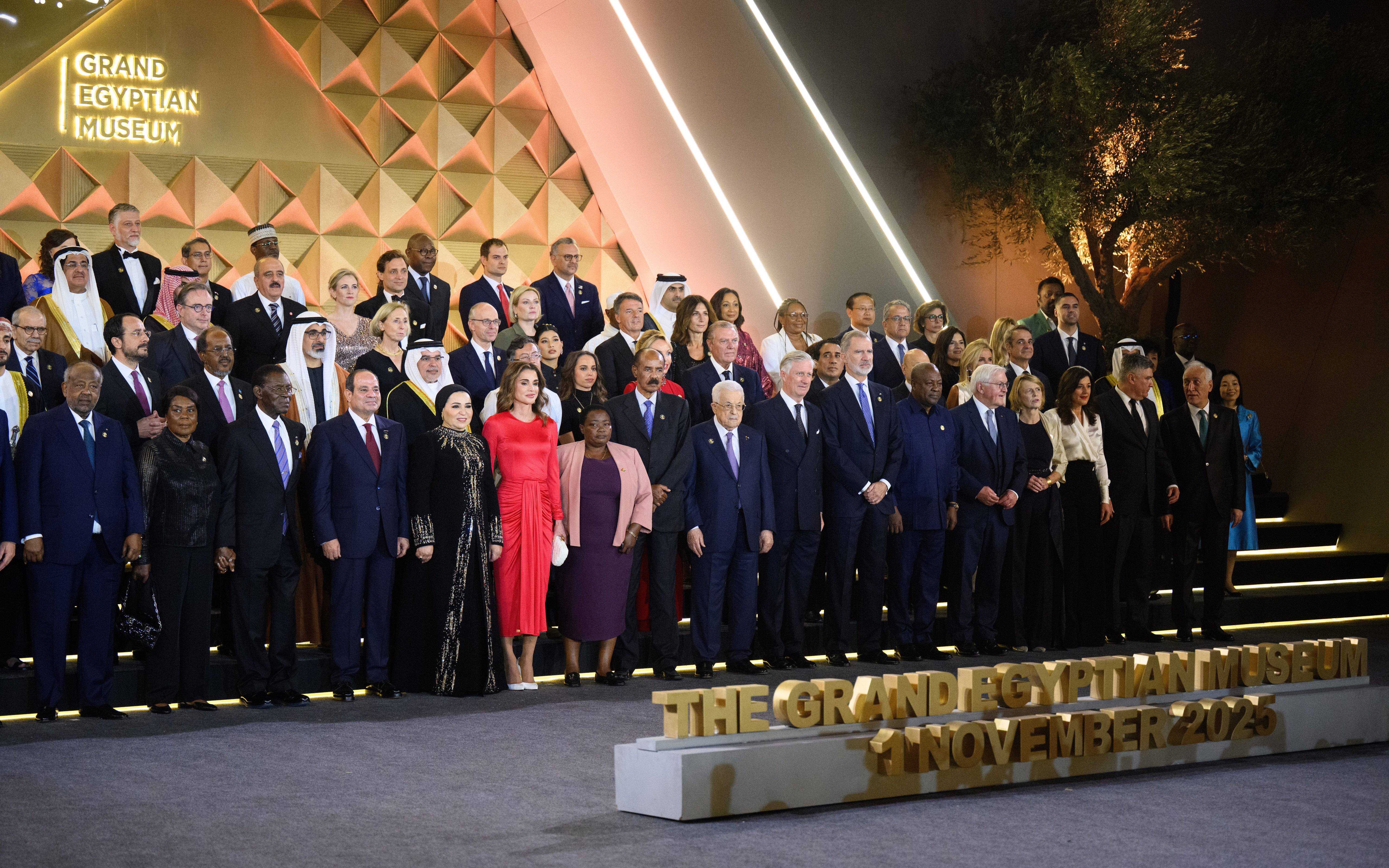 El presidente de Egipto, Abdel Fattah El-Sisi, y su esposa, Entissar Al-Sisi, posan junto a varios jefes de Estado y de Gobierno de diferentes países, entre ellos, el Rey Felipe VI.