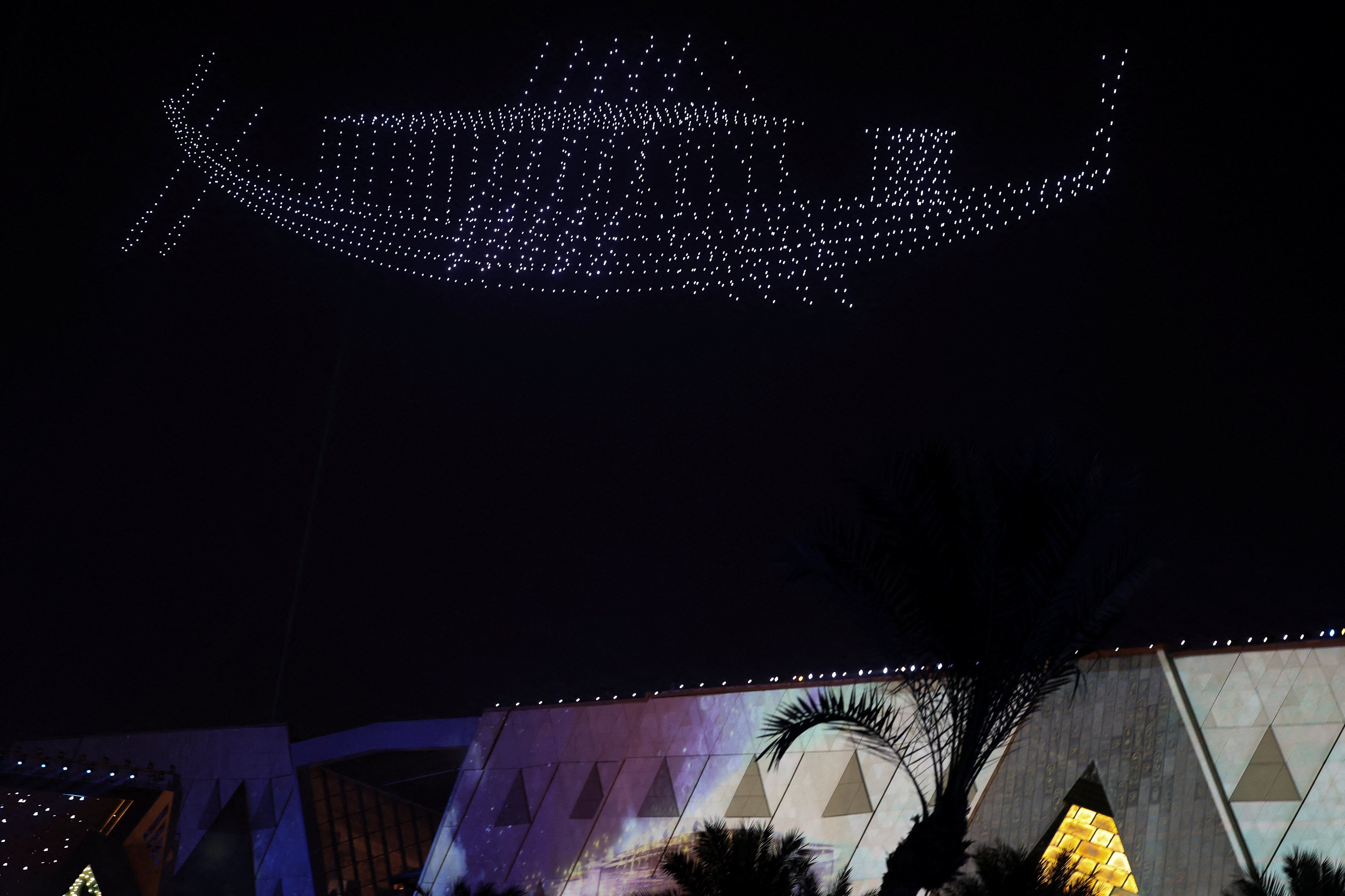 Un espectáculo de drones representa la barca del faraón Keops durante la ceremonia de inauguración.