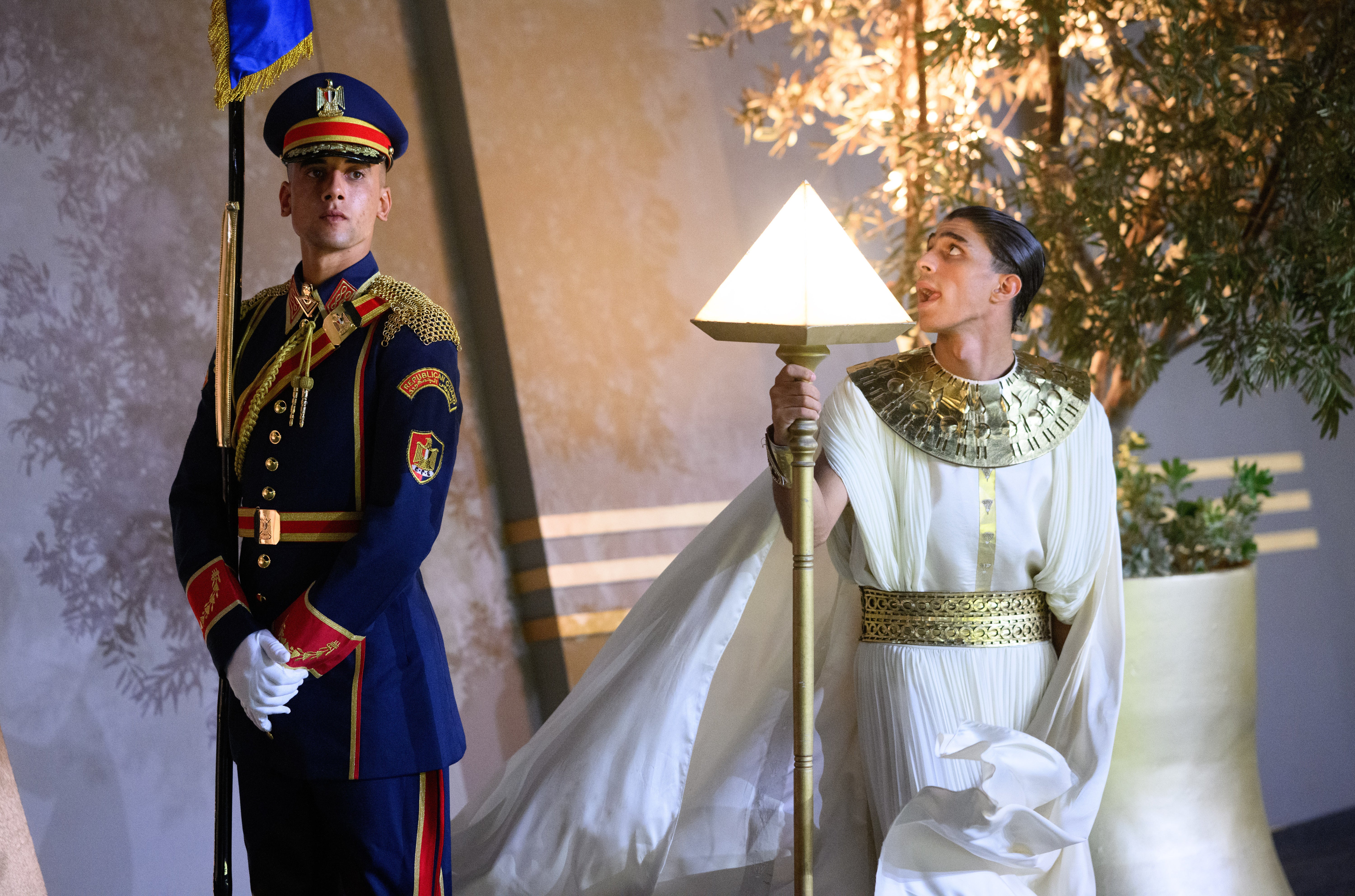 Un soldado y un hombre con una linterna participan en la ceremonia de inauguración del Gran Museo Egipcio.