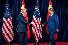 Donald Trump y Xi Jinping se saludan en el foro asiático.