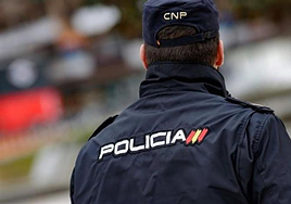 Un agente de la Policía Nacional