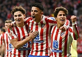Julián Álvarez y Giuliano celebran junto a Thiago Almada el segundo gol del Atlético.