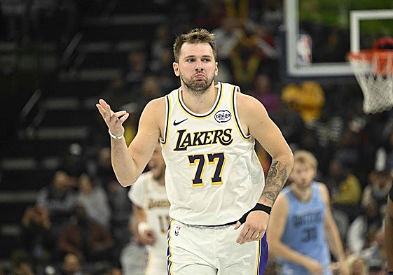 Luka Doncic celebra un triple frente a los Grizzlies.