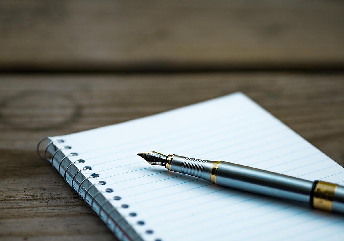 Un bolígrafo en una libreta.