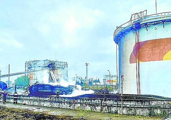 Una dotación de bomberos rusos trabaja en la extinción del incendio en una refinería de Sochi atacada con drones ucranianos.