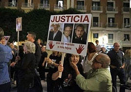 Varios ciudadanos concentrados en las inmediaciones del Palau.