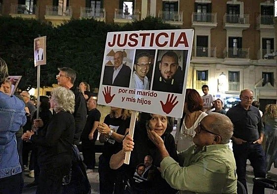 Varios ciudadanos concentrados en las inmediaciones del Palau.