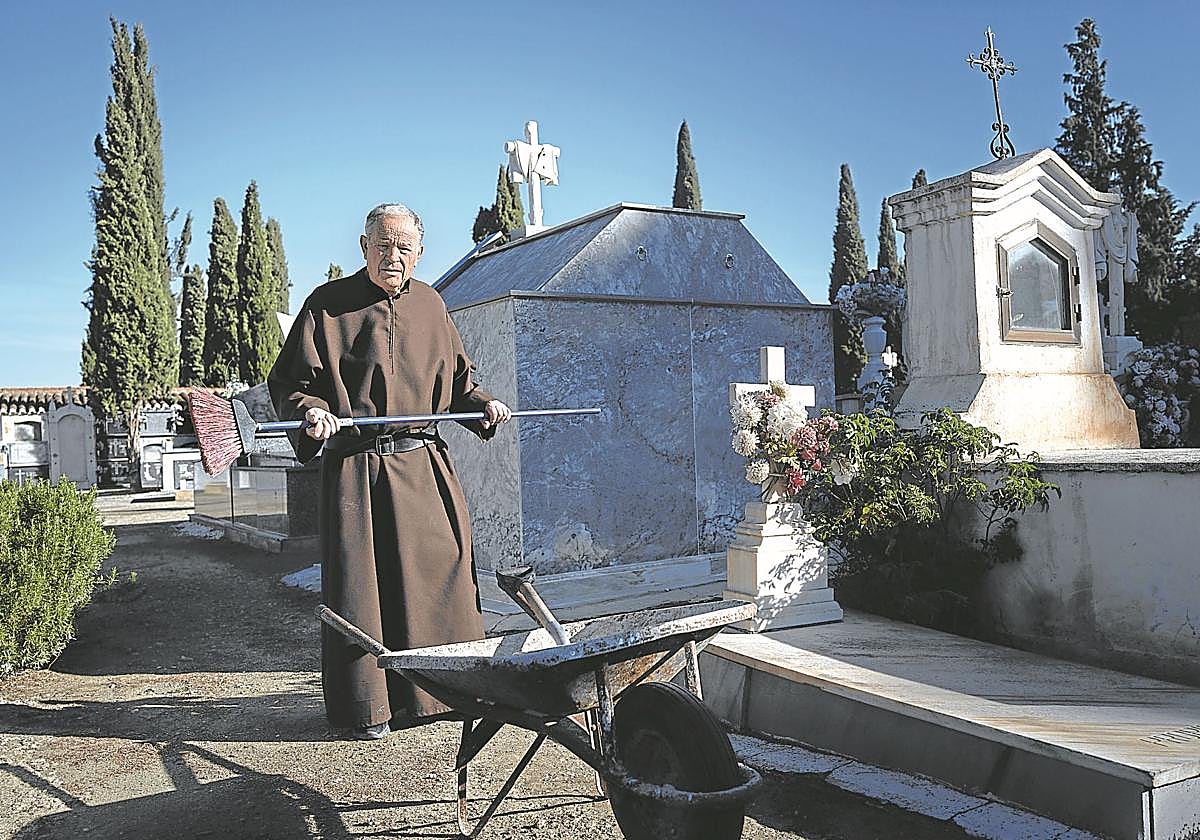 Fray Hermenegildo, superior de los hermanos fossores, la única congregación que cuida de los camposantos y de la que solo quedan cinco miembros.