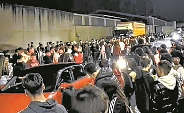 Cientos de personas asisten a una carrera ilegal en el polígono de Raos, en Santander.