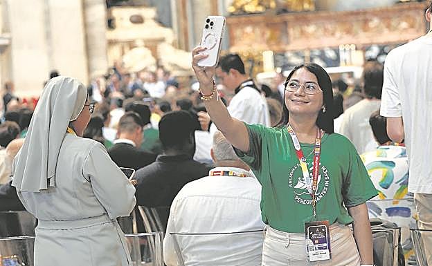 Jóvenes retransmiten en directo desde el Vaticano durante el Jubileo.