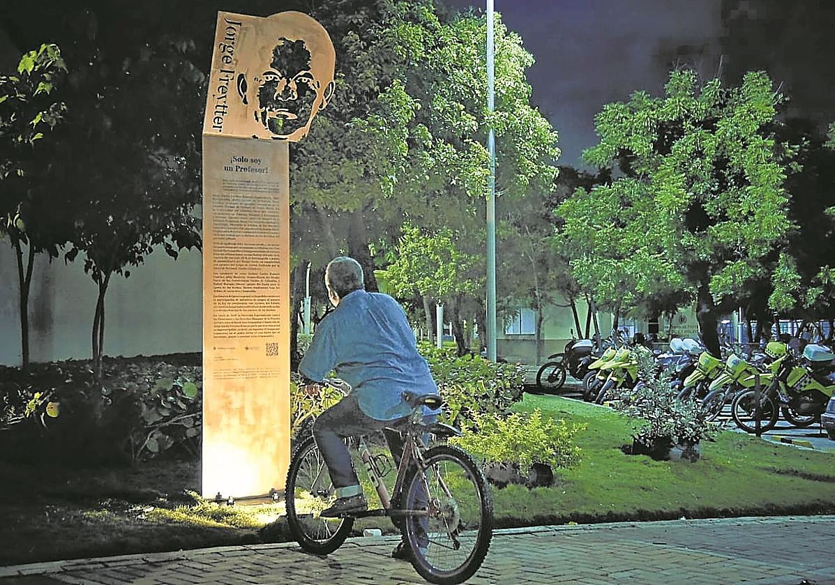 Monumento en recuerdo del profesor asesinado.