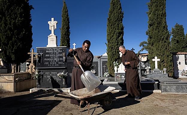 El hermano Vicente, a la izquierda, acompaña a Fray Hermenegildo en su labor.
