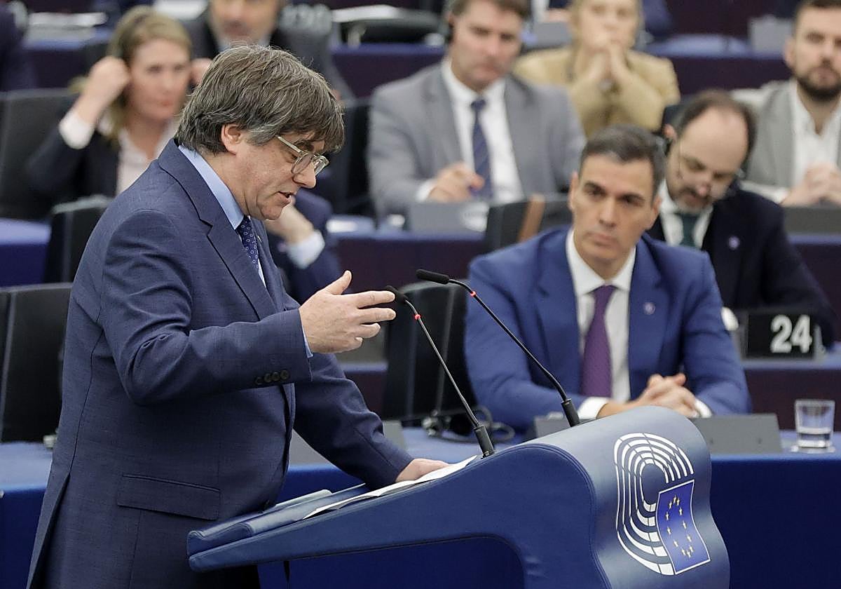 Carles Puigdemont se dirige en enero de 2024 al Europarlamento ante Sánchez.