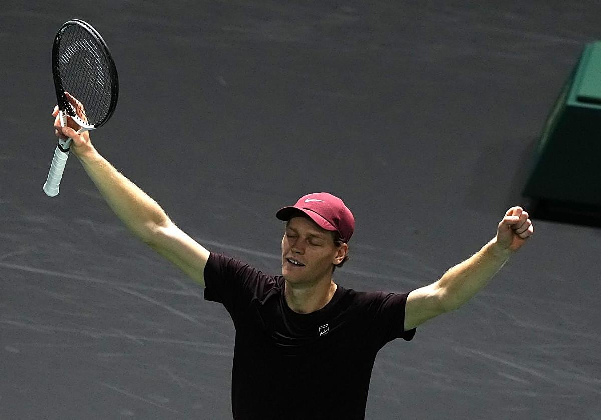 Jannik Sinner celebra su victoria en el Masters 1000 de París.