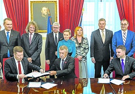 Tomio Okamura (SPD), Andrej Babis (ANO) y Petr Macinka (Automovilistas) firman el acuerdo de coalición del nuevo Gobierno checo.