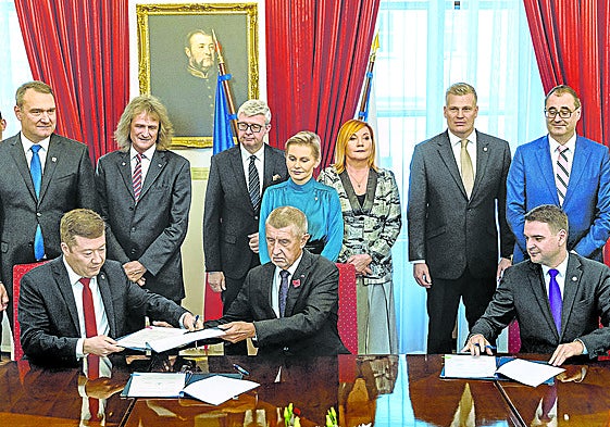 Tomio Okamura (SPD), Andrej Babis (ANO) y Petr Macinka (Automovilistas) firman el acuerdo de coalición del nuevo Gobierno checo.