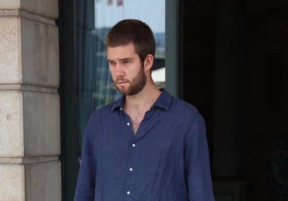 Juan Valentín Urdangarin saliendo de un hotel.