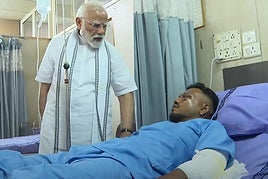 El único superviviente recibió la visita del primer ministro Indio cuando se recuperaba en el hospital.