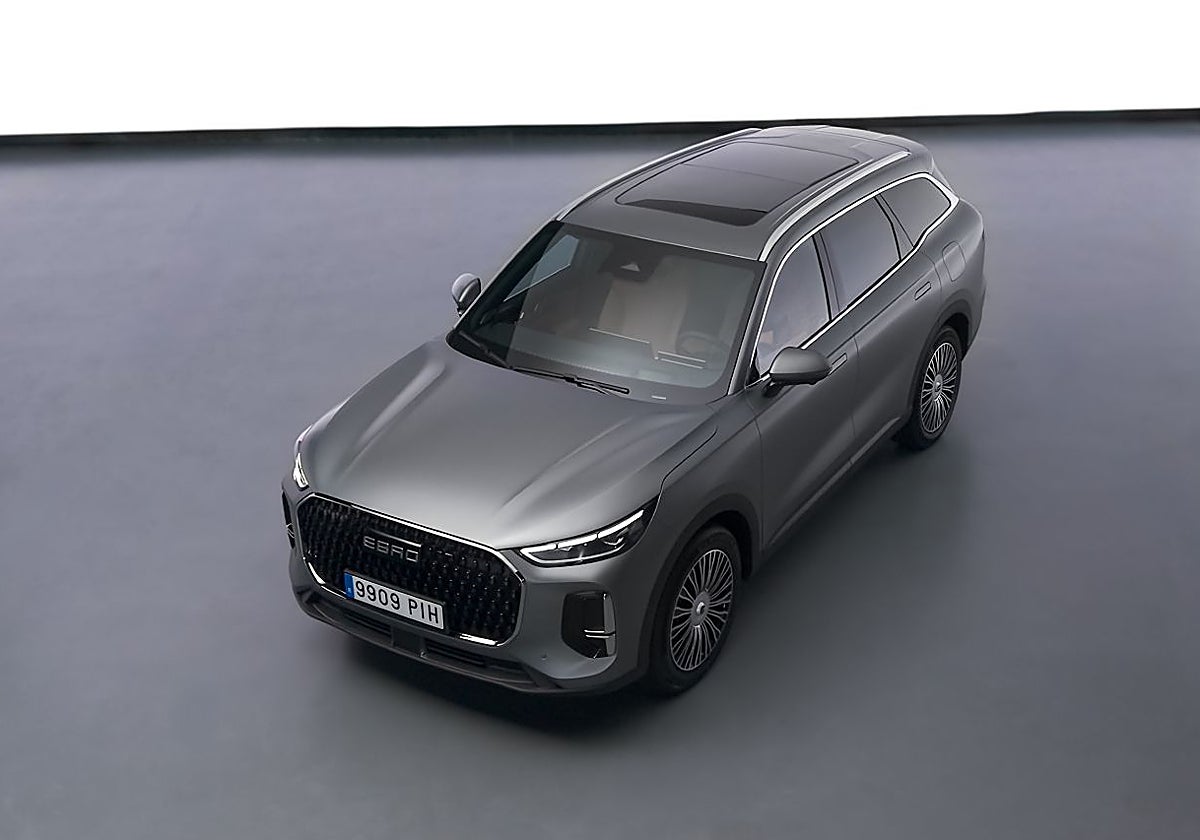 Conocemos en primicia el buque insignia de la marca española que llega con una mecánica híbrida enchufable con 140 kilómetros de autonomía y siete plazas en su interior