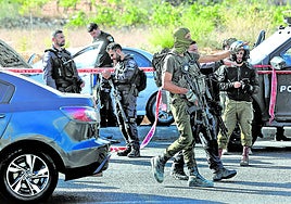 Agentes de la policía israelí acordonan una zona.