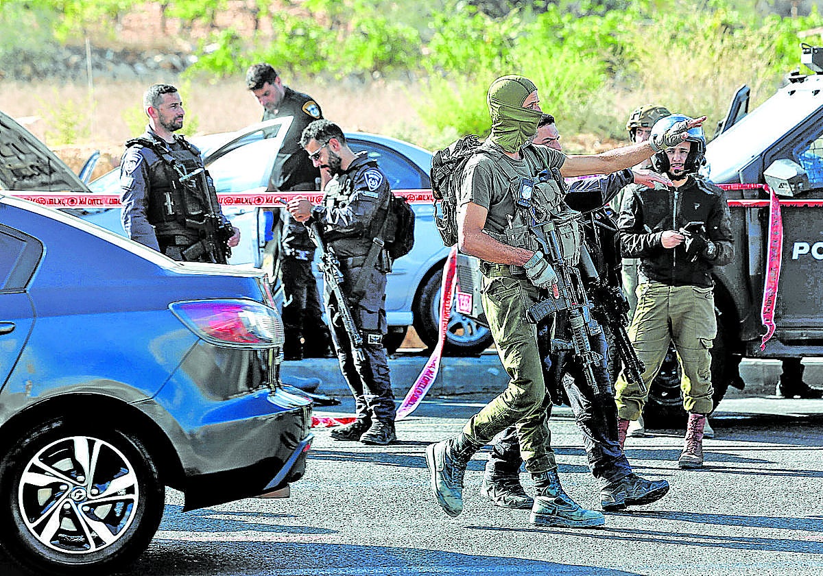 Agentes de la policía israelí acordonan una zona.
