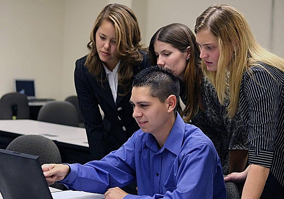 Un grupo de jóvenes becarios, en una empresa.
