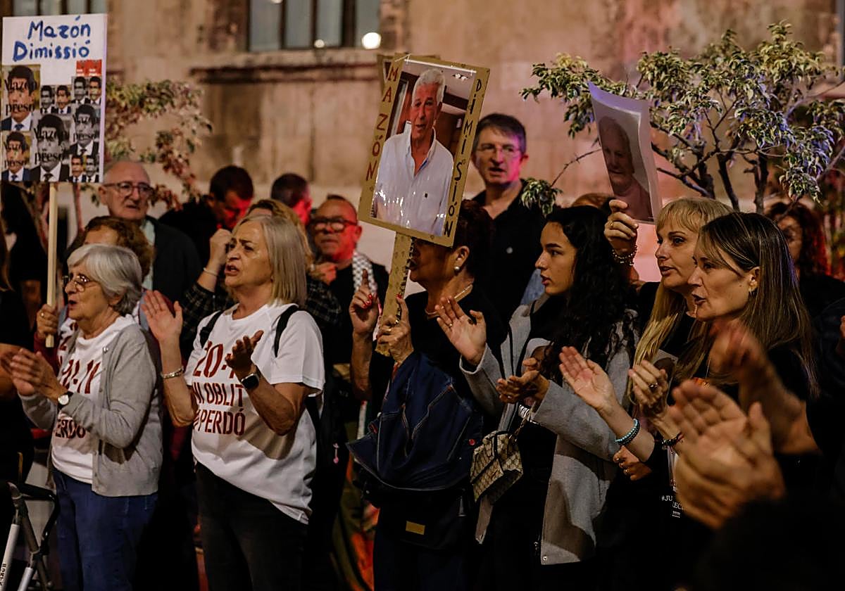 Protesta en la tarde noche del domingo frente al Palau de la Generalitat.
