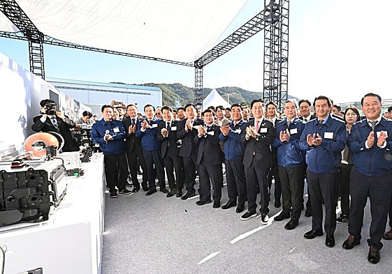 A la ceremonia de colocación de la primera piedra asistieron Jaehoon Chang, Vice Chair de Hyundai Motor Group; el ministro Sungwhan Kim, del Ministry de Climate, Energy y Environment; el Vice Minister Shinhak Moon, del Ministry de Trade, Industry and Resources; y varios miembros de la Asamblea Nacional