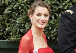 Por qué Letizia debería vestir de rojo en la cena con el sultán de Omán: 6 vestidos espectaculares que confirman que es su color