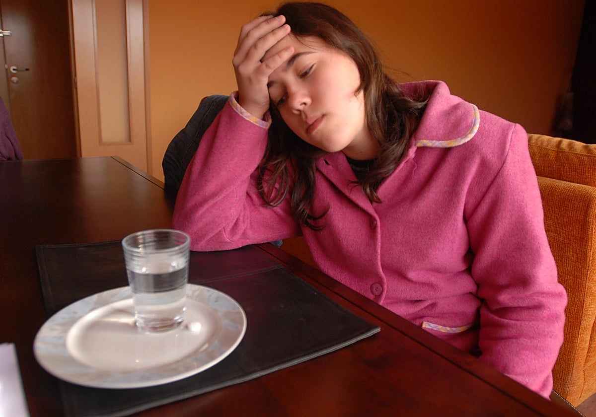 Una joven sufre un episodio de migraña.
