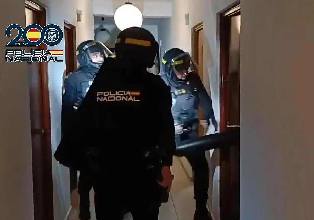 Imagen de archivo de la Policía Nacional, que liberó a la víctima cuando llevaba tres días de cautiverio en un piso de Málaga