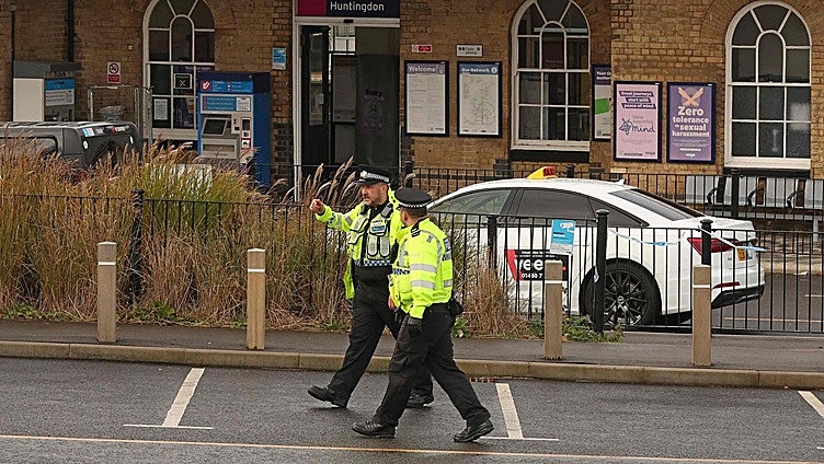 El sospechoso del ataque en el tren del Reino Unido apuñaló a otra persona horas antes en una estación de Londres