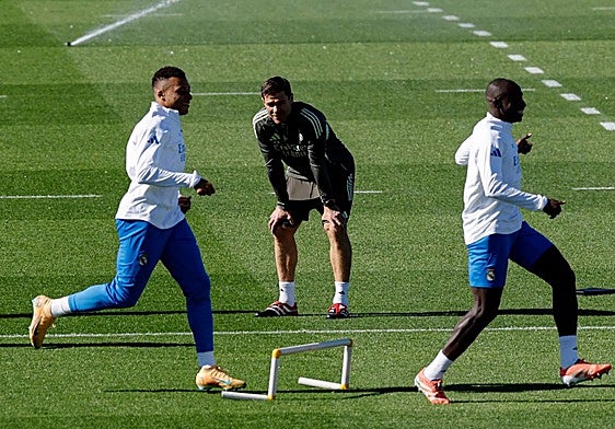 Xabi Alonso observa a Mbappé y a Mendy durante el entrenamiento que llevó a cabo el Real Madrid este lunes.