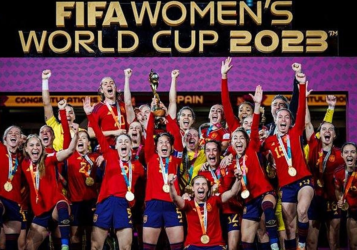La selección española con el título mundial de 2023.